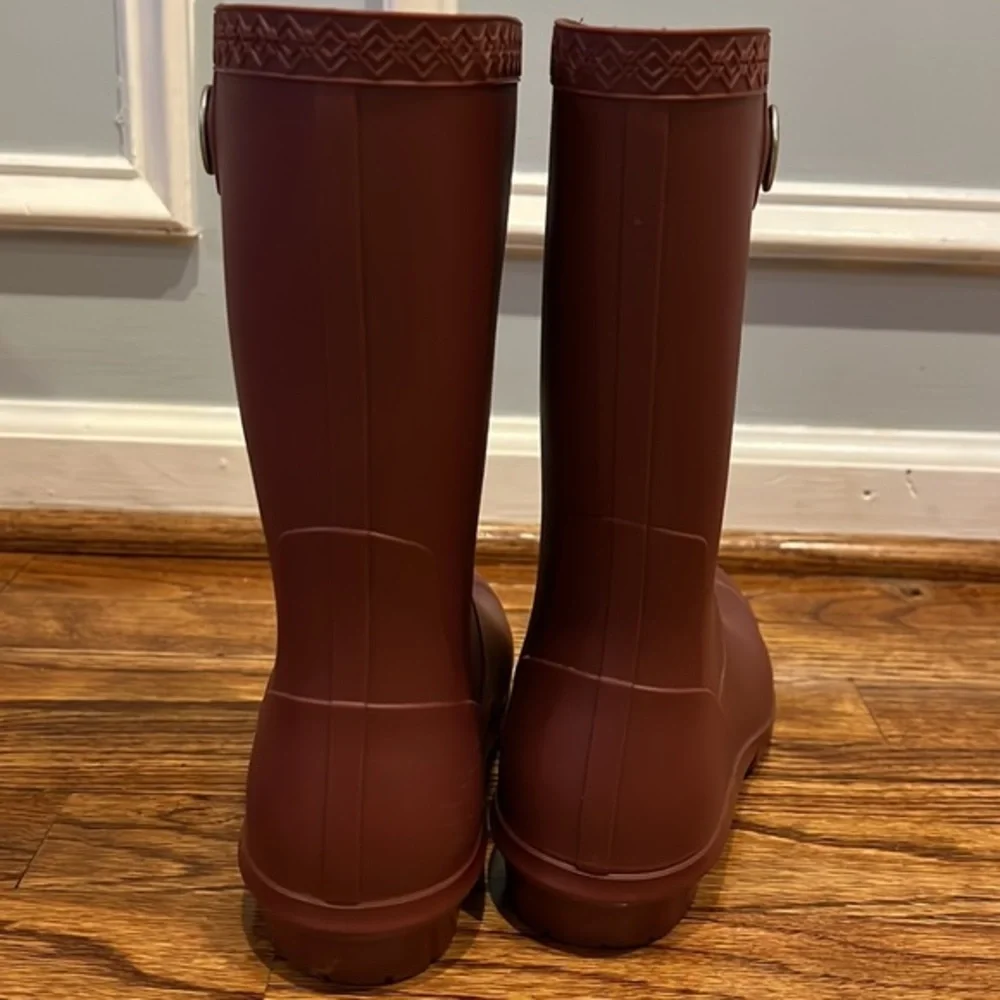 RARE UGG MAROON / CRIMSON RAIN BOOT WITH FLEECE LINED SOLE